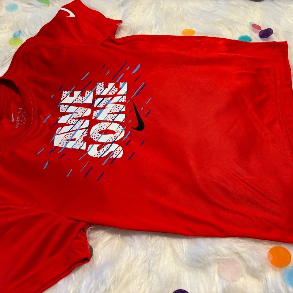 NWOT Boys Nike short sleeve printed tee. Red/White. Size 6, lightweight